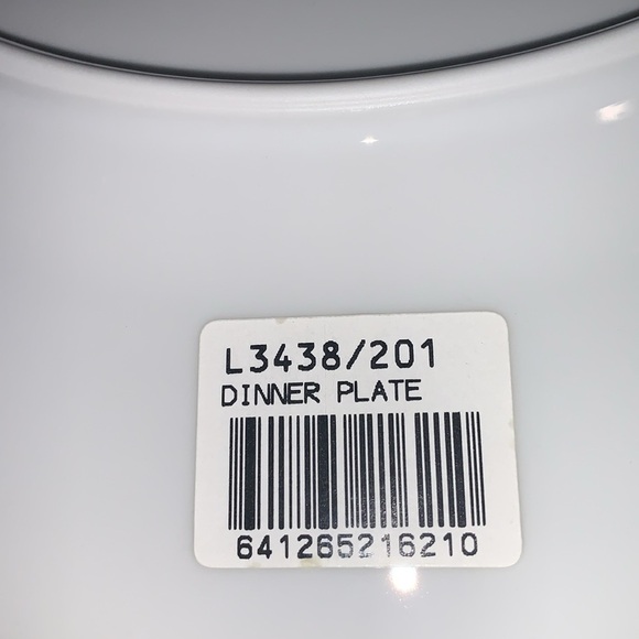 Lot of 4 Mikasa Parchment Dinner plates. NWT. Made in Thailand. - Picture 3 of 5